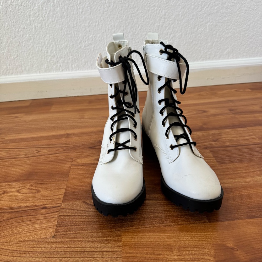 Women's size 8 Juicy Couture White Lace-Up Boots
